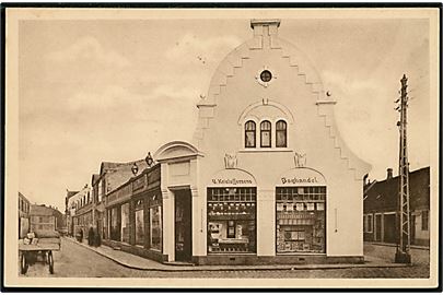 Nykøbing F., facade med V. Kristoffersens boghandel. Reklamekort no. 38602.