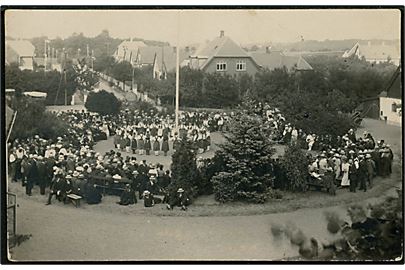 Folkedans ved Genforeningssten (?) i mindre provinsby. Fotokort u/no.