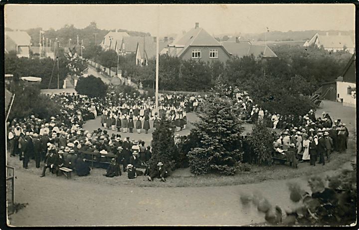 Folkedans ved Genforeningssten (?) i mindre provinsby. Fotokort u/no.