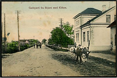 Skjern, gadeparti med kirke i baggrunden. I. Kristensen no. 3811. Frankeret med 5 øre Chr. IX fra Skjern d. 22.12.1906 til Ringkøbing. Ank.stemplet med lapidar Ringkjøbing d. 23.12.1906 - stempel brugt som reservestempel i juleperioden 1906.