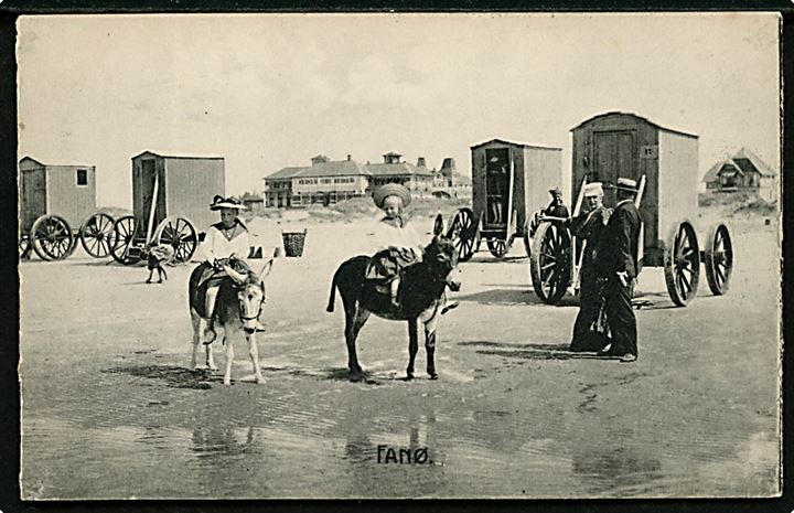 Fanø, badevogne med æsler og badehotel i baggrunden. J. N. Hansen no. 4937.