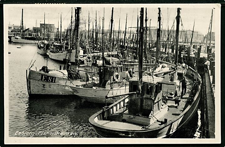 Esbjerg, fiskerihavn med fiskefartøjer - bl.a. E.81. C.J.C. no. 7435.