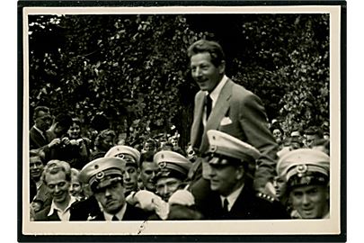 Odense, den amerikanske skuespiller Danny Kaye på PR-besøg i Odense juli 1942 i forbindelse med hans nye film om H. C. Andersen. Fotografi 7½x10½ cm.