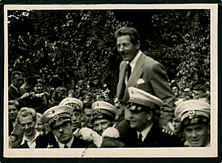 Odense, den amerikanske skuespiller Danny Kaye på PR-besøg i Odense juli 1942 i forbindelse med hans nye film om H. C. Andersen. Fotografi 7½x10½ cm.