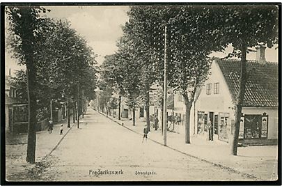 Frederiksværk. Strandgade med Cigarhandler Wald. Hansen. Knackstedt & Näther U/no.