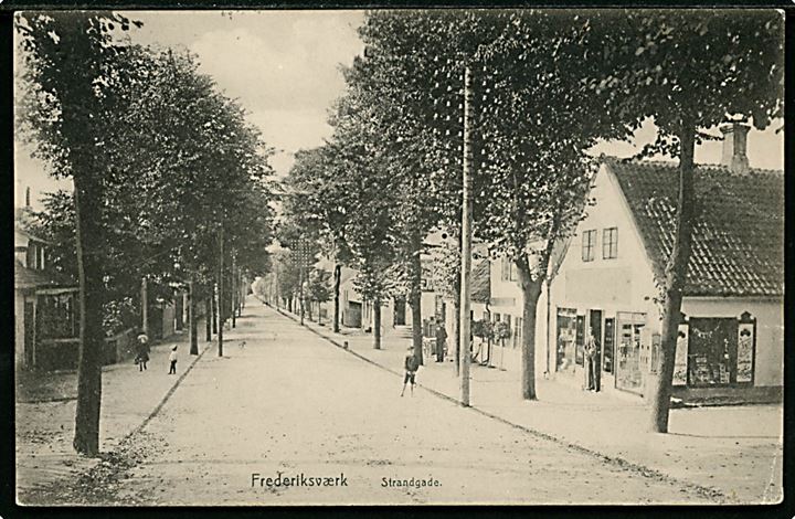 Frederiksværk. Strandgade med Cigarhandler Wald. Hansen. Knackstedt & Näther U/no.