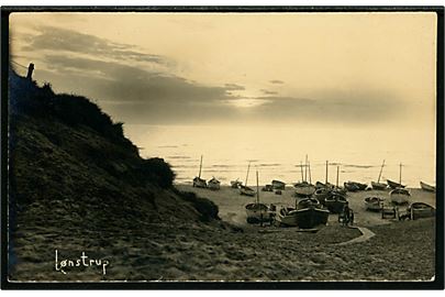 Lønstrup, stranden med fiskefartøjer. U/no.