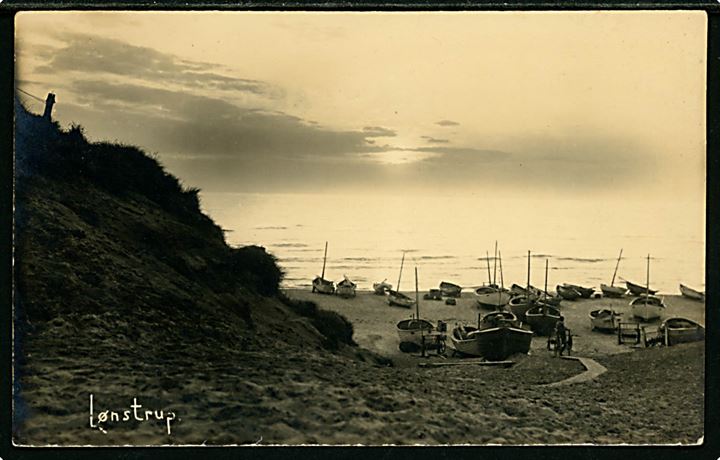 Lønstrup, stranden med fiskefartøjer. U/no.