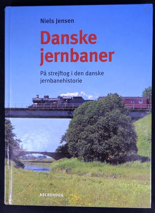 Danske jernbaner - På strejftog i den danske jernbanehistorie af Niels Jensen. 142 sider illustreret jernbanehistorie med 13 spændende eller interessante historier.