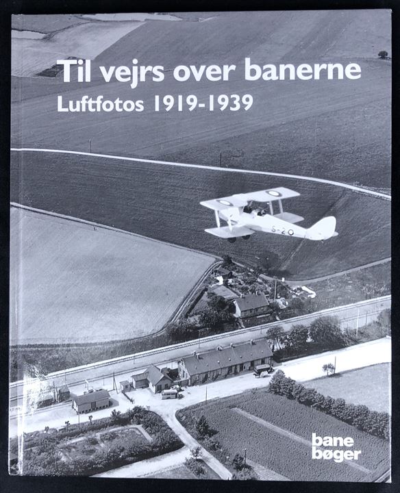 Til vejrs over banerne - Luftfotos 1919-1939 af Morten Flindt Larsen. 80 sider illustrerede jernbanehistorie. 