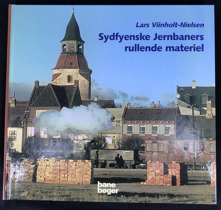 Sydfyenske Jernbaners rullende materiel af Lars Viinholt-Nielsen. 144 sider illustreret jernbanehistorie. 