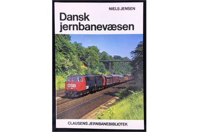 Dansk jernbanevæsen af Niels Jensen. 96 sider jernbanehistorie. Clausens Jernbanebibliotek.