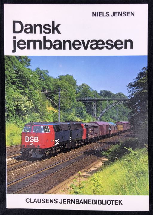 Dansk jernbanevæsen af Niels Jensen. 96 sider jernbanehistorie. Clausens Jernbanebibliotek.