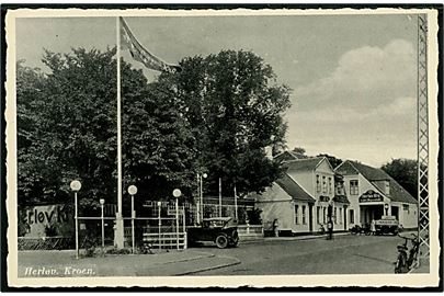 Herløv, Ved kroen med automobiler. Rudolf Olsen no. 9783.