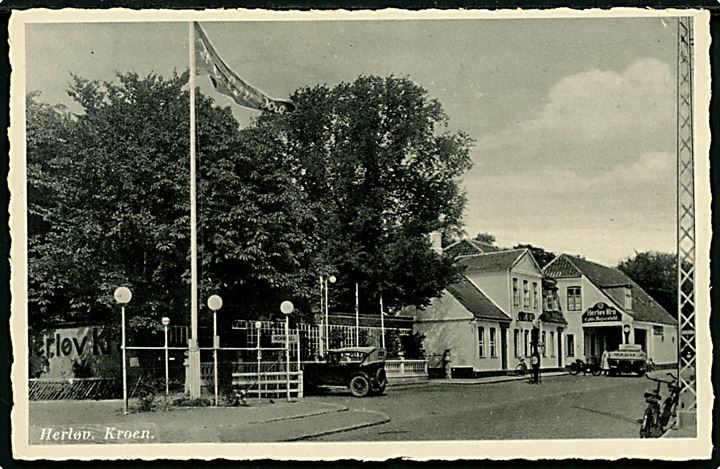 Herløv, Ved kroen med automobiler. Rudolf Olsen no. 9783.