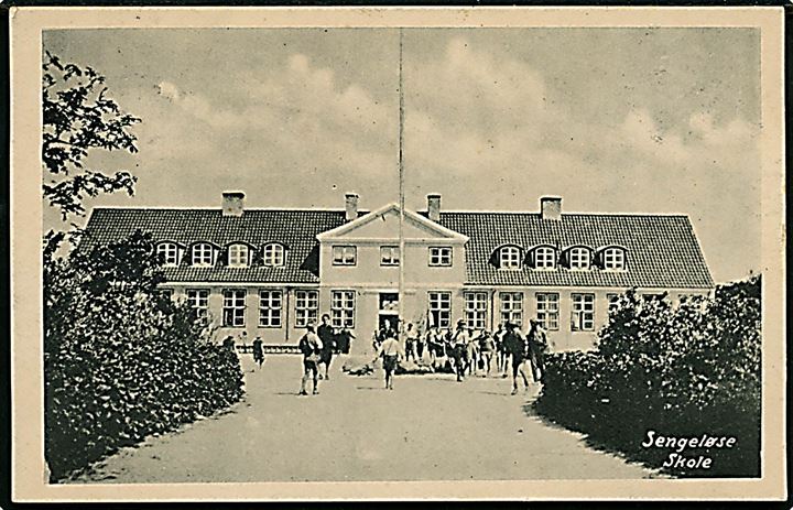 Sengeløse, skole med elever. Skandia no. 8257.