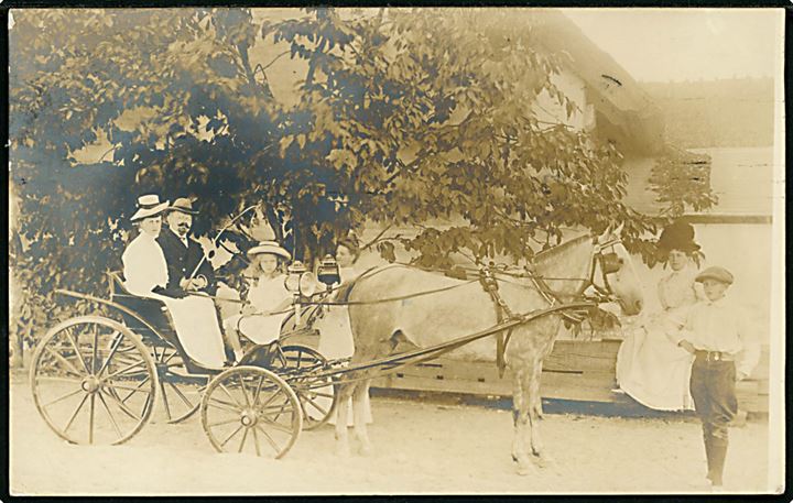 Familie i hestevogn. Fotokort anvendt i København 1908.