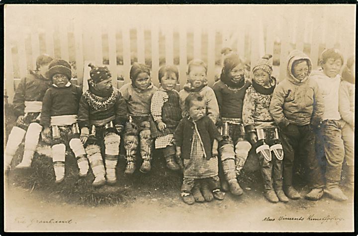 Grønlandske børn. Fotokort lavet i forbindelse med kongebesøget i 1921 af Alex Vincents Kunstforlag (håndskrevet!).