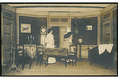 Rønne Theater 1910 fra førsteopførelsen af I Piblamarken (På Frierfødder) af stud. theol Laurits Wessel (1886-1939). Fotokort u/no. 