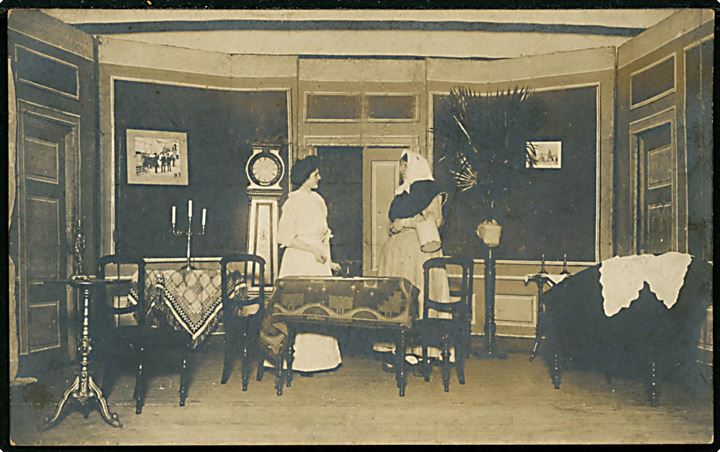 Rønne Theater 1910 fra førsteopførelsen af I Piblamarken (På Frierfødder) af stud. theol Laurits Wessel (1886-1939). Fotokort u/no. 