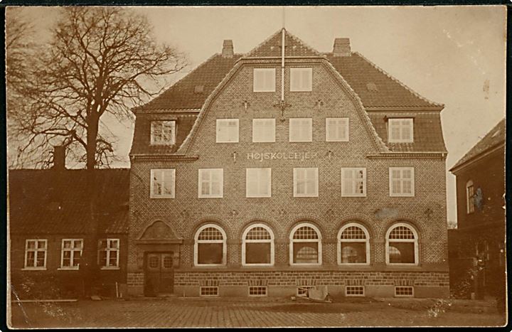 Neksø. Torvet 5 med Højskolehjemmet og Posthuset. Fotokort u/no. Med 5 øre Bølgelinie annulleret med bureau stempel Rønne - Nexø T7 d. 13.11.1912 til København. 