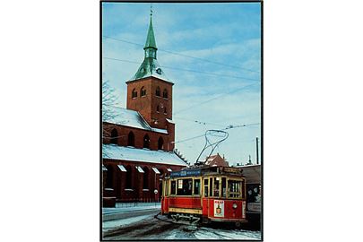 Odense, Skomagerstræde ved Sankt Knuds kirke med sporvogn no. 4 i 1952. Sporvejhistorisk Selskab no. 9.