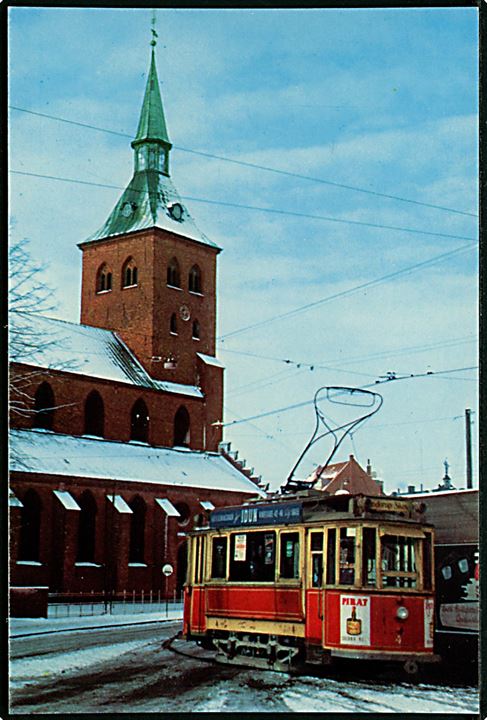 Odense, Skomagerstræde ved Sankt Knuds kirke med sporvogn no. 4 i 1952. Sporvejhistorisk Selskab no. 9.