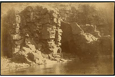 Bornholm, klippeparti med grotte. Fotokort af fotograf Alfred Kjøller brugt personligt som julekort.