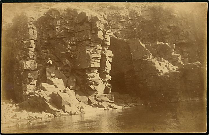 Bornholm, klippeparti med grotte. Fotokort af fotograf Alfred Kjøller brugt personligt som julekort.