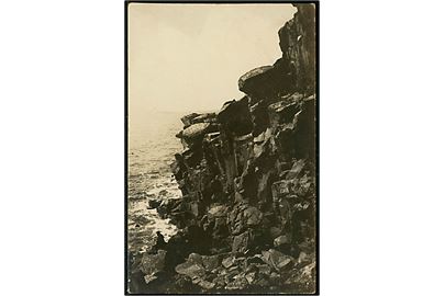 Bornholm, klippeparti med herre. Fotokort af fotograf Alfred Kjøller brugt personligt fra Allinge d. 29.4.1916 til Neksø.