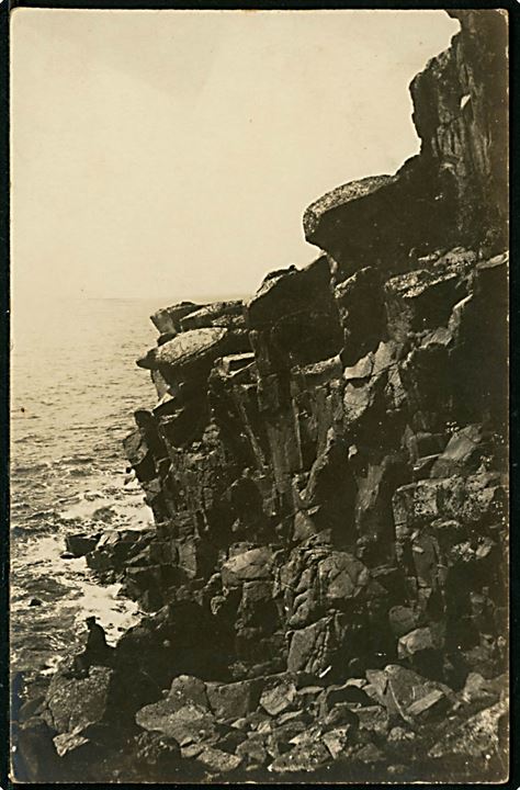 Bornholm, klippeparti med herre. Fotokort af fotograf Alfred Kjøller brugt personligt fra Allinge d. 29.4.1916 til Neksø.