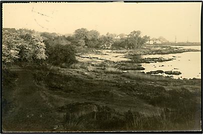 Bornholm, klippekyst med by i baggrunden. Fotokort af fotograf Alfred Kjøller brugt personligt som julekort fra Allinge d. 1946.