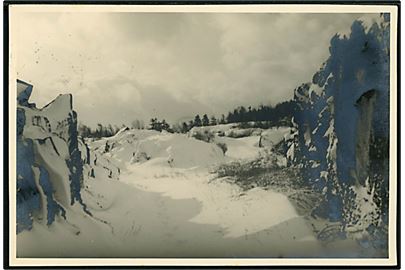 Bornholm, klippeparti i sne. Fotokort af fotograf Alfred Kjøller brugt personligt som julekort fra Allinge d. 1956.