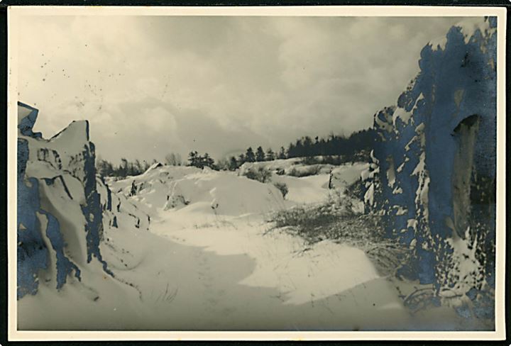 Bornholm, klippeparti i sne. Fotokort af fotograf Alfred Kjøller brugt personligt som julekort fra Allinge d. 1956.