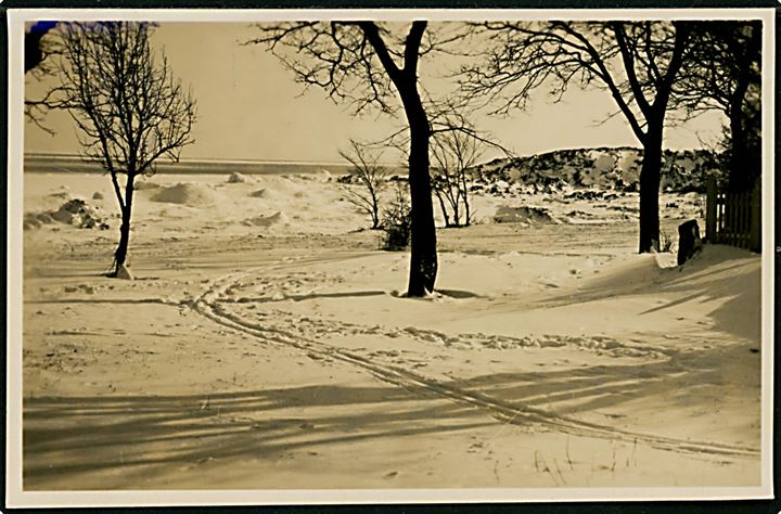 Bornholm, vinterlandskab. Fotokort af fotograf Alfred Kjøller brugt personligt som julekort fra Allinge 1950.