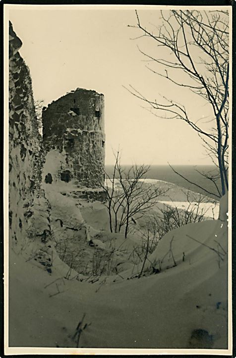 Bornholm, Hammershus i sne. Fotokort af fotograf Alfred Kjøller brugt personligt som julekort fra Allinge 1956.