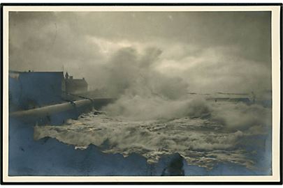 Bornholm, Allinge havn i sne. Fotokort af fotograf Alfred Kjøller brugt personligt som julekort fra Allinge 1955.