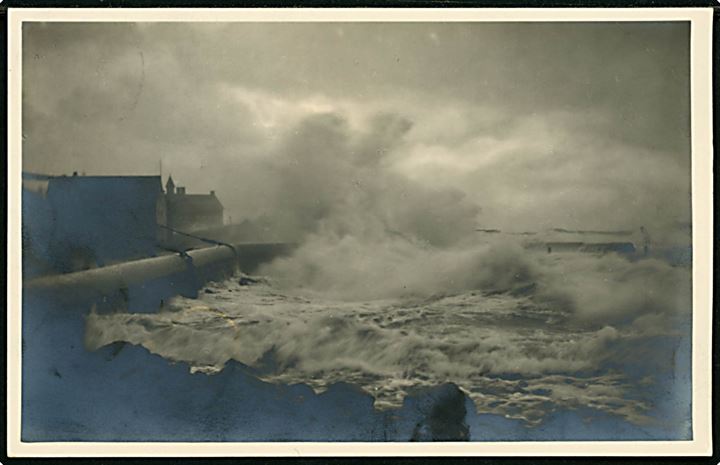 Bornholm, Allinge havn i sne. Fotokort af fotograf Alfred Kjøller brugt personligt som julekort fra Allinge 1955.