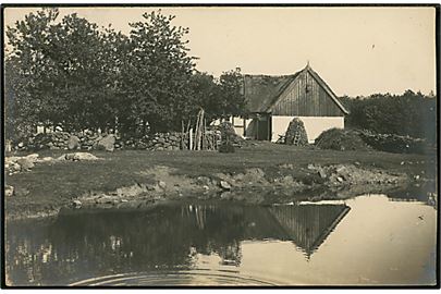 Bornholm, landejendom. Fotokort af fotograf Alfred Kjøller brugt personligt som julekort fra Allinge 1915.