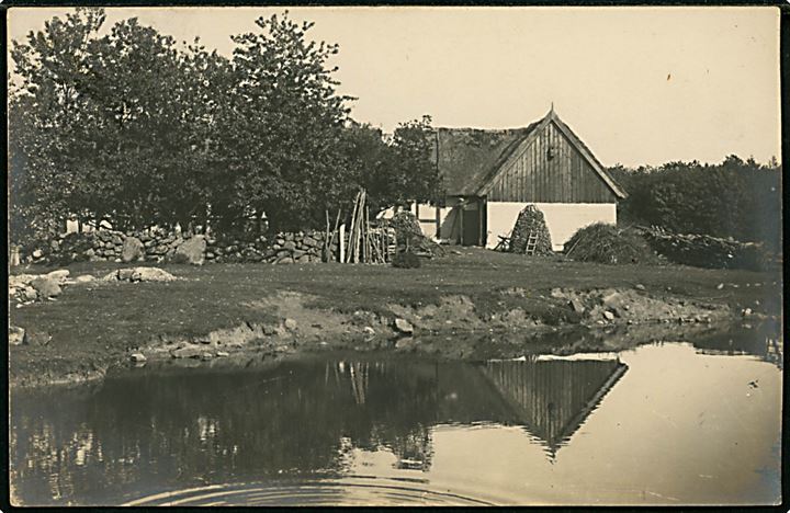 Bornholm, landejendom. Fotokort af fotograf Alfred Kjøller brugt personligt som julekort fra Allinge 1915.