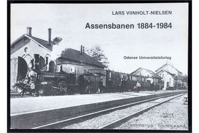 Assensbanen 1884-1984 af Lars Viinholt-Nielsen. Enestående 162 sider illustreret jernbanehistorie. Meget flot eksemplar.