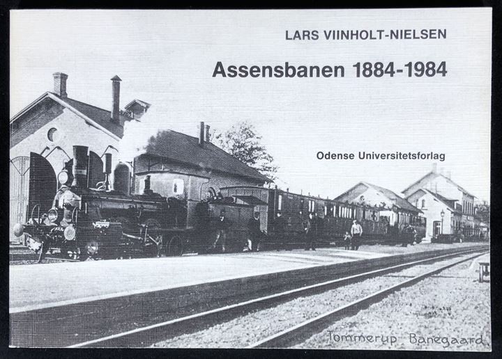 Assensbanen 1884-1984 af Lars Viinholt-Nielsen. Enestående 162 sider illustreret jernbanehistorie. Meget flot eksemplar.