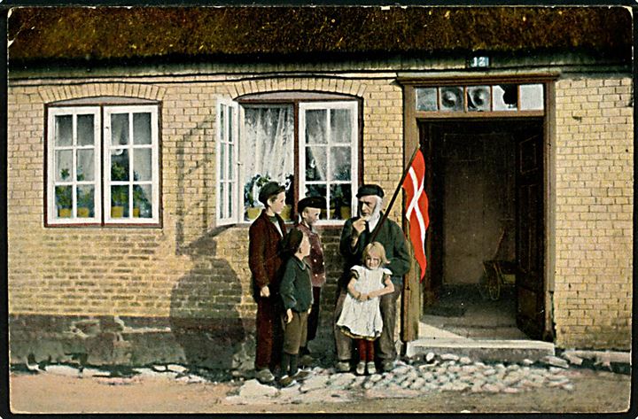 Sønderjylland. Nationalt kort. Mand med Dannebrog og en flok børn. C.C. Biehl, Graasten u/no. Anvendt i Gjedsted 1910.