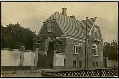 Neksø, herskabelig villa. Fotokort u/no. Anvendt som ufrankeret lokalt julekort med Julemærke 1913 i Nexø d. 24.12.1913. Udtakseret i 6 øre porto.