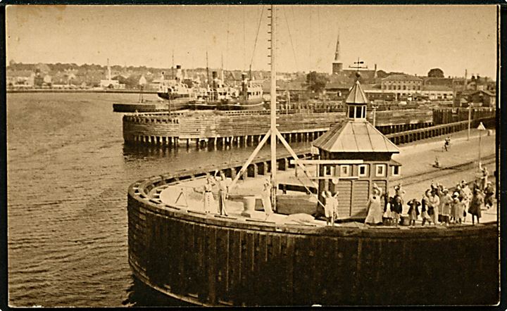 Nyborg, havnemole med færgerne Mjølner og Thor i baggrunden. Ferslew u/no.