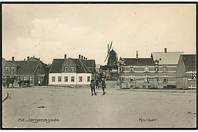 Korsør, St. Jørgensgade med mølle i baggrunden. H. P. Jensen no. 16387.