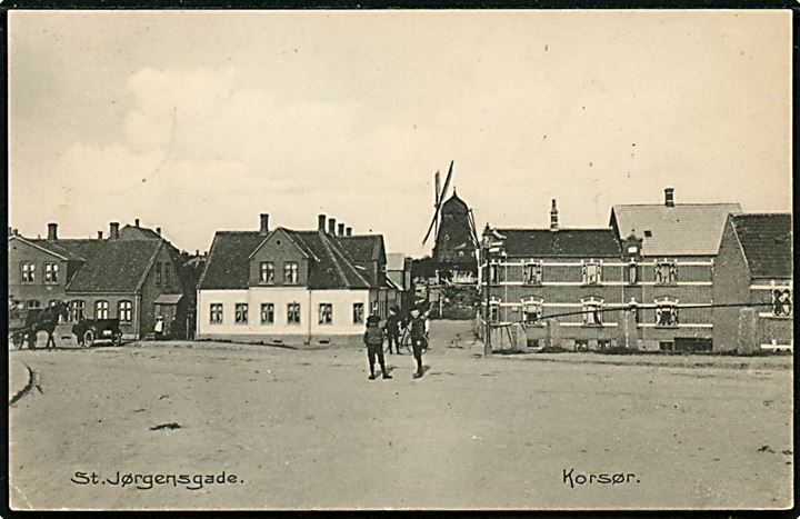 Korsør, St. Jørgensgade med mølle i baggrunden. H. P. Jensen no. 16387.