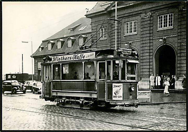 Odense, sporvogn no. 10 ved banegården. Sporveishistorisk Selskab no. 730455. Ikke et postkort.