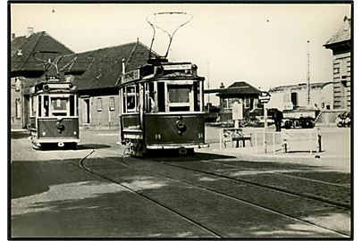 Odense, sporvogn no. 9 og 14 ved banegården. Sporveishistorisk Selskab no. 730449. Ikke et postkort.