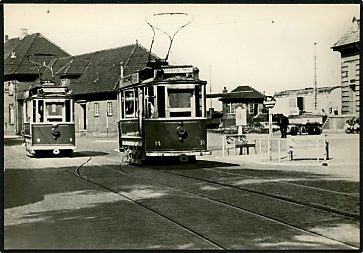 Odense, sporvogn no. 9 og 14 ved banegården. Sporveishistorisk Selskab no. 730449. Ikke et postkort.